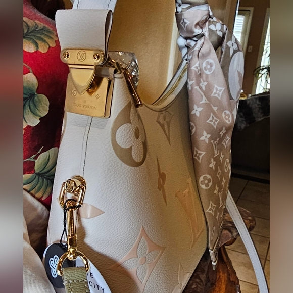 Louis Vuitton Monogram Giant Spring in the City Marshmallow Hobo in Sunset Khaki - Picture 12 of 14